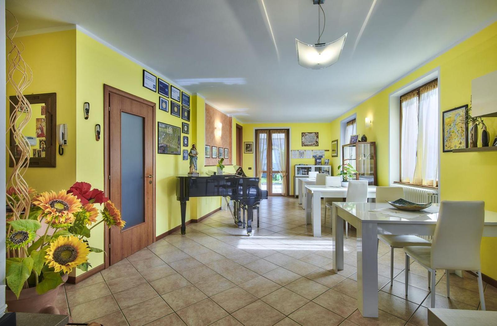 B&B-Foresteria Casa Della Musica Lake Como Мандельо дел Ларио Екстериор снимка