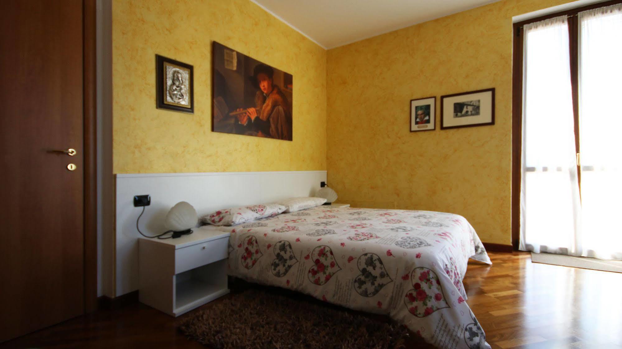 B&B-Foresteria Casa Della Musica Lake Como Мандельо дел Ларио Екстериор снимка