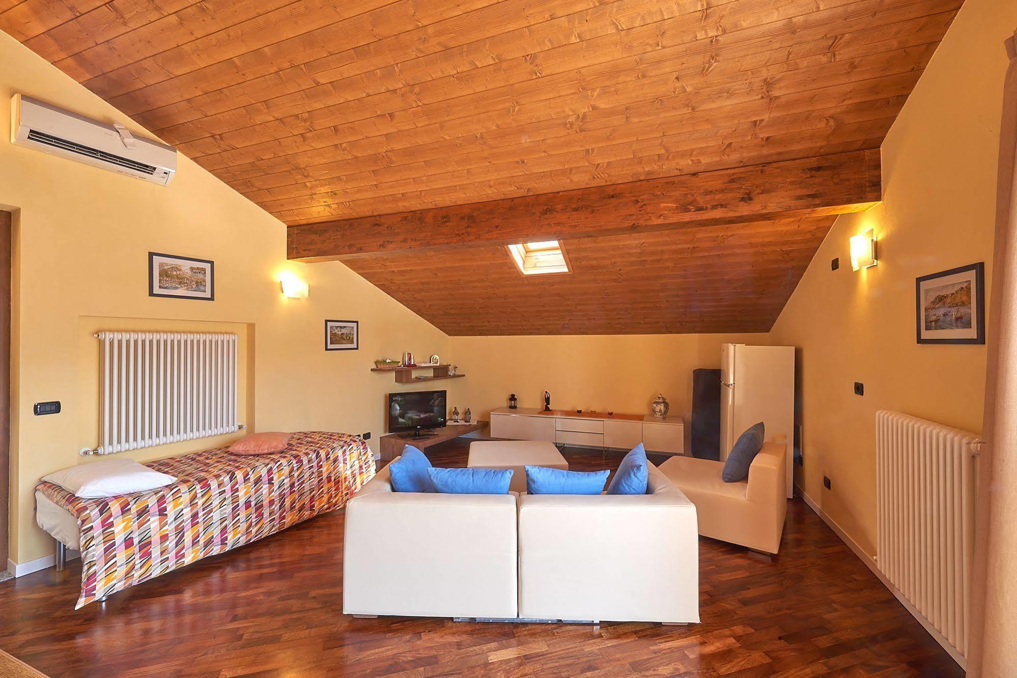 B&B-Foresteria Casa Della Musica Lake Como Мандельо дел Ларио Екстериор снимка