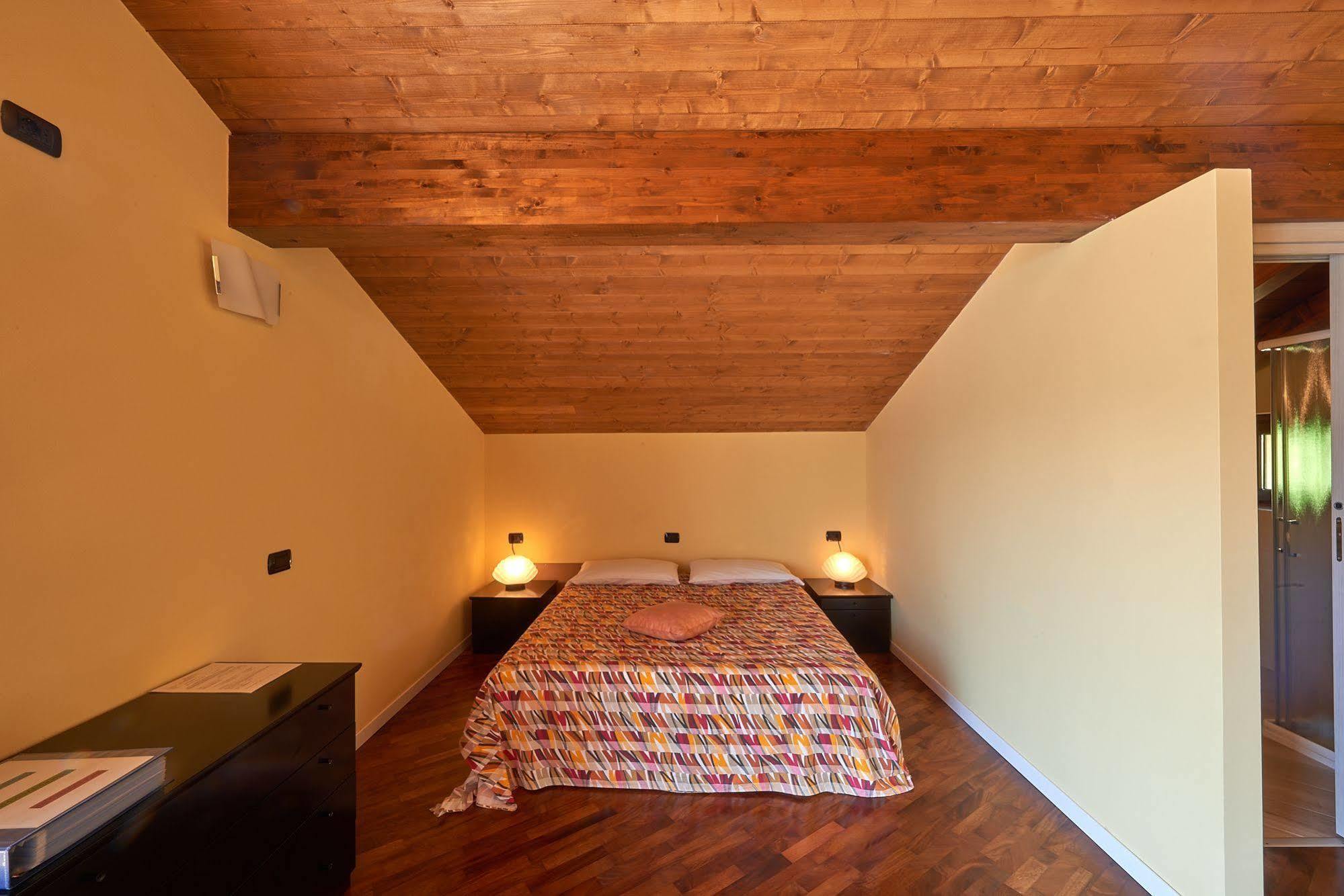 B&B-Foresteria Casa Della Musica Lake Como Мандельо дел Ларио Екстериор снимка